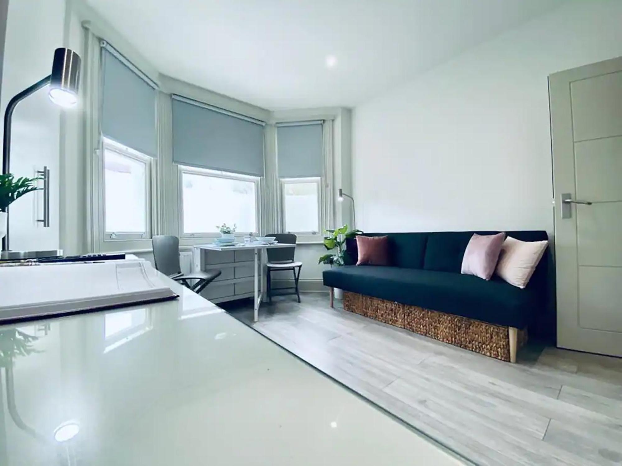 Apartment 07 Beachside Beauty Steps From Cafes *